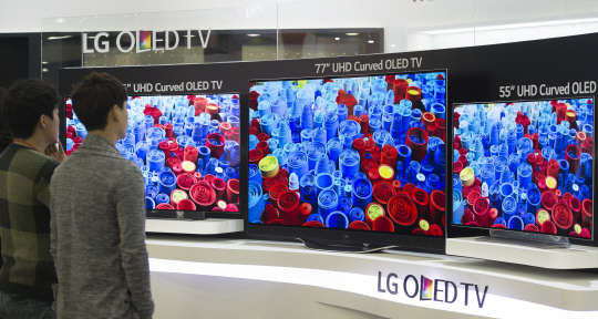 LG전자 부스를 찾은 관람객들이 다양한 OLED TV를 살펴보고 있다. LG전자는 전략 스마트폰 'LG V10'과 각종 가전제품을 전시했다.